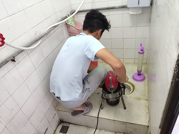 西夏管道堵塞冒臭气 专业师傅现场解决问题