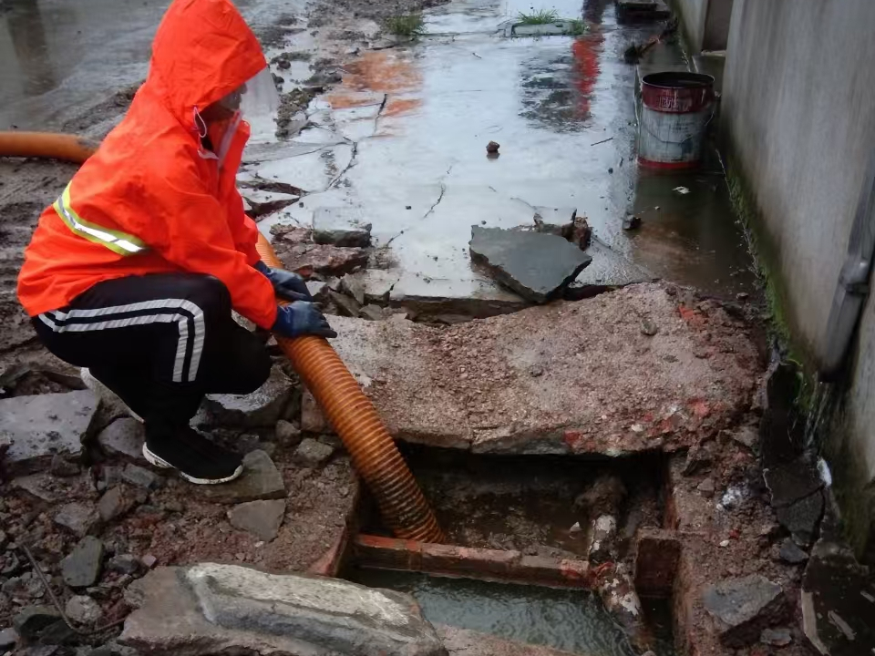 西夏专业清理污水池 炜誉市政以规范流程守护城市 “肠道”