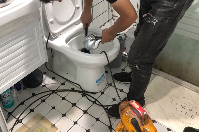 西夏马桶堵塞自己疏通还是找师傅？专业上门服务让你省时更省心