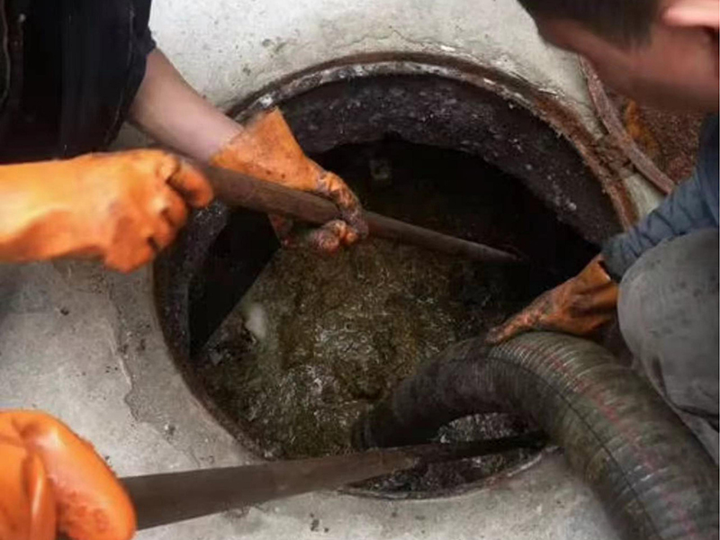 西夏清理化粪池时如何避免沼气的危害？